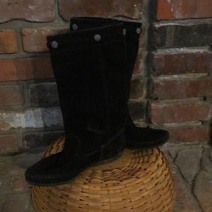 Minnetonka Black Boots Size 6